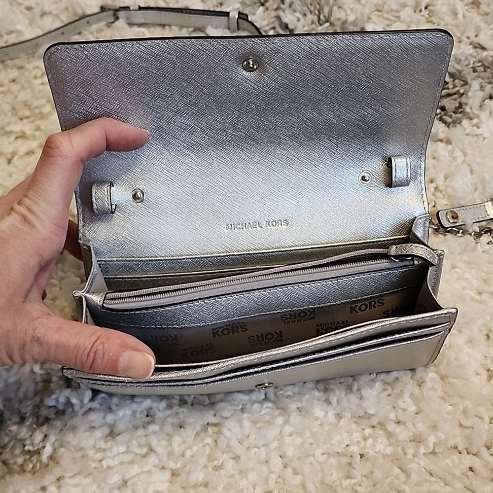 Michael Kors wallet with shoulder strap - Picture 7 of 11